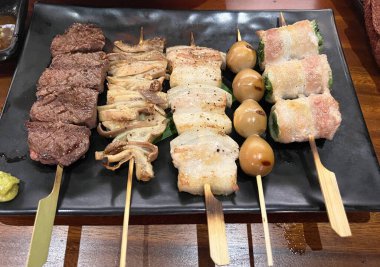 Sığır eti, domuz midesi, domuz göbeği, bıldırcın yumurtası ve pastırma, hepsi şiş ve ızgara.