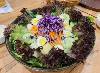 Bir kase haşlanmış yumurtalı karışık sebze salatası.