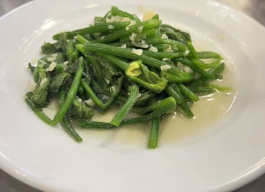 Ev yapımı, sarımsaklı, kızartılmış chayote.