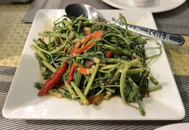 Mayalanmış soya fasulyesi ve kırmızı biberli kızarmış su mimozası.