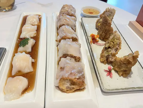 Haşlanmış pirinç eriştesi, karides dolgulu, buğulanmış pirinç erişteli Çin hamur işi ve domuz etiyle doldurulmuş kızarmış taro köftesi..