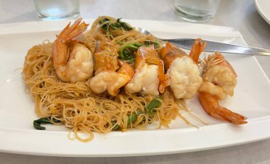 Kızarmış pirinç, mimoza ve karides karışımı.