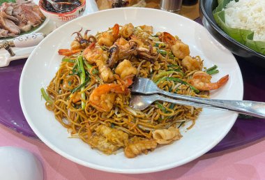 Karides ve kalamar ile karıştırılmış Hong Kong eriştesi.