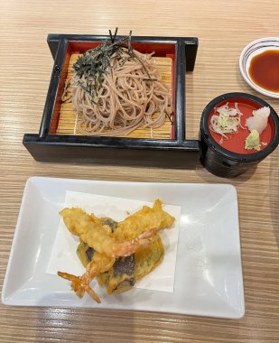 Soğuk soba Japon usulü karides ve sebze tempurasıyla servis edilir.