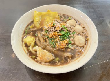 Çin tavuk ayağı çorbası, domuz köftesi, kıymalı domuz eti ve üzerine sarımsak ve yeşil soğan konmuş domuz köftesi..