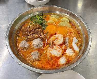 Karides, kalamar, kıtır domuz eti, kıyma ve baharatlı çorbada yumurta..