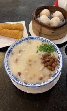 Pürüzsüz ve kremalı Hong Kong usulü domuz konservesi, yanında kızarmış fıstık ile servis ediliyor..