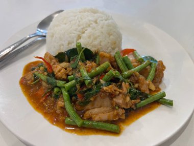 Üzerine baharatlı kızarmış domuz pirzolası.