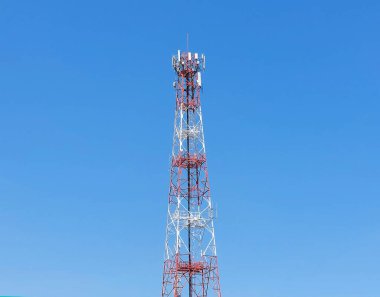 Uzun çelik bir kule Tayland 'da bir telekomünikasyon istasyonu olarak hizmet veriyor..