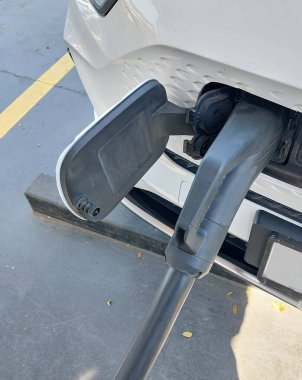 Elektrikli araba Tayland 'da halka açık bir EV şarj istasyonunda şarj ediliyor..