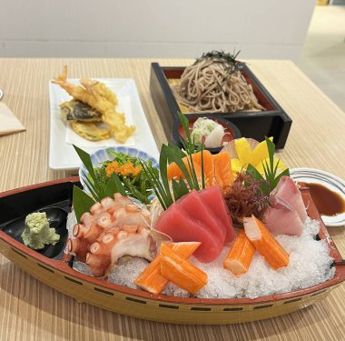 Sashimi seti somon, ton balığı, levrek, ahtapot ve taklit yengeç.