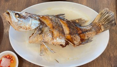 Balık soslu kızarmış levrek, tatlı, tuzlu, ekşi ve baharatlı sos ile servis edilir..