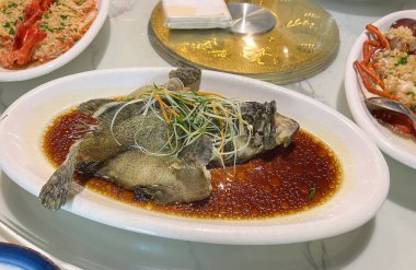 Soya soslu haşlanmış yılan başlı balık.