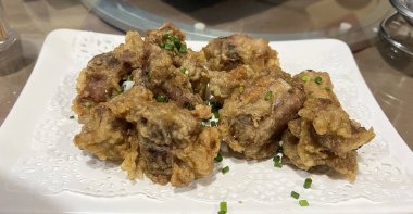 Çin yemek masasında servis edilen, bitki ve tuzlu yumuşak kabuklu yengeç..