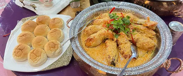 Çin yemek masasında servis edilen köri tozu ve yumuşak ekmeklerle karıştırılmış nehir karidesleri..