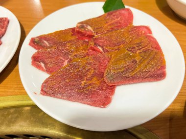 Yakiniku tarzı barbekü restoranı taze malzeme, sebze ve meze sunuyor.