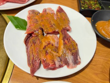 Yakiniku tarzı barbekü restoranı taze malzeme, sebze ve meze sunuyor.