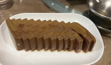 Çiğ Çin ördeği kanına bulanmış sıcak yemek.