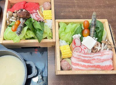 Çiğ domuz eti, karides ve Shabu-Shabu yemeği için çeşitli sebzelerle dolu tahta bir kutu.