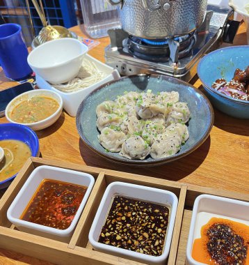 Taze malzemeli Çin yemeği ve çeşitli soslar.