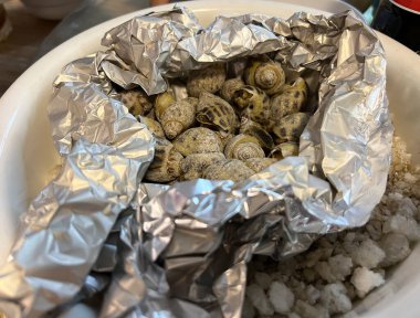 Folyoya sarılmış tuzlu tatlı midyeler.