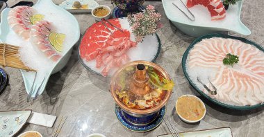 Zengin aromalı ve taze malzemeli özgün bir Pekin usulü bakır tencere..