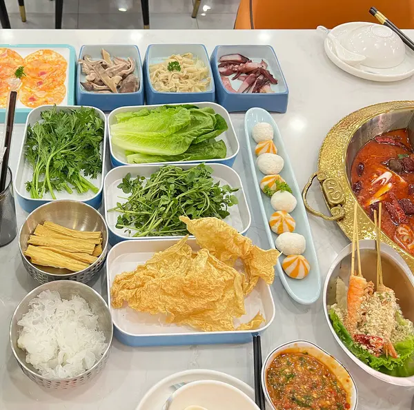 Sichuan usulü Mala Hot Pot, taze malzemeler, sebzeler ve mezeler..