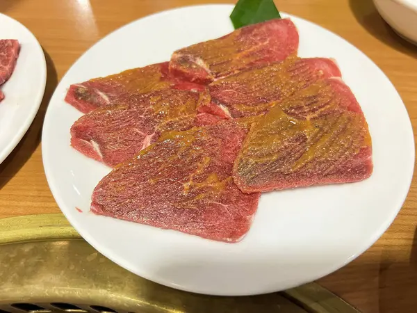 Yakiniku tarzı barbekü restoranı taze malzeme, sebze ve meze sunuyor.