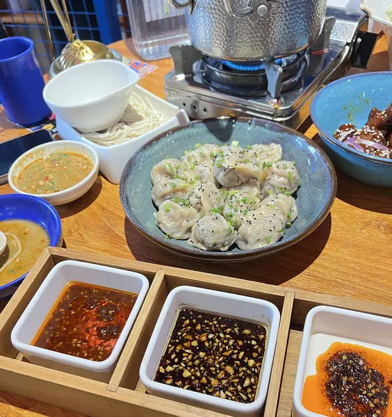 Taze malzemeli Çin yemeği ve çeşitli soslar.