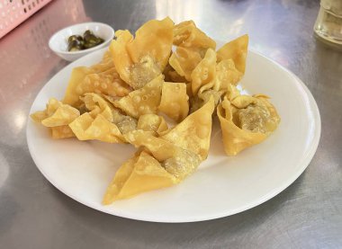 Kıymalı kızarmış hamur tatlısı.