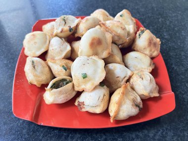 Çin lokmaları kıyma ve soğanla dolu, Kamboçya usulü.