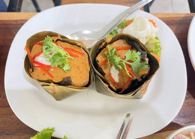 Geleneksel Tayland buğulama deniz ürünleri körisi 