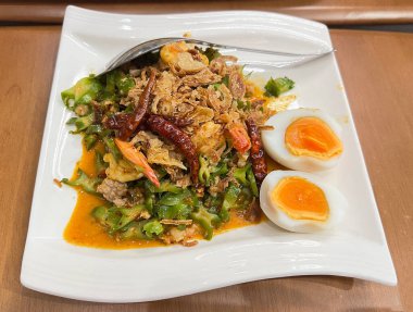 Baharatlı Tayland kanatlı fasulye salatası kıyma, karides ve haşlanmış yumurta.