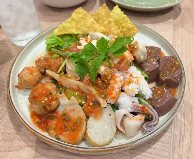 Baharatlı soslu Tayland usulü baharatlı salata, karides köftesi, karides ve kalamar.