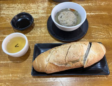 Büyük bir baget ve kıymalı domuz çorbasıyla Kamboçya usulü kahvaltı.