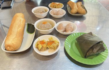Kamboçya usulü kahvaltı seti, Vietnam ekmeği, kıymalı domuz çorbası, haşlanmış domuz köftesi ve kızarmış hamur çubukları..