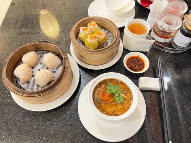 Hong Kong usulü çiğ tavuk, shumai ve balık çorbası..