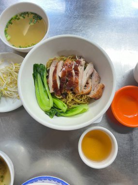 Kuru erişte, kızarmış ördek ve lahana, yanında da çorba.