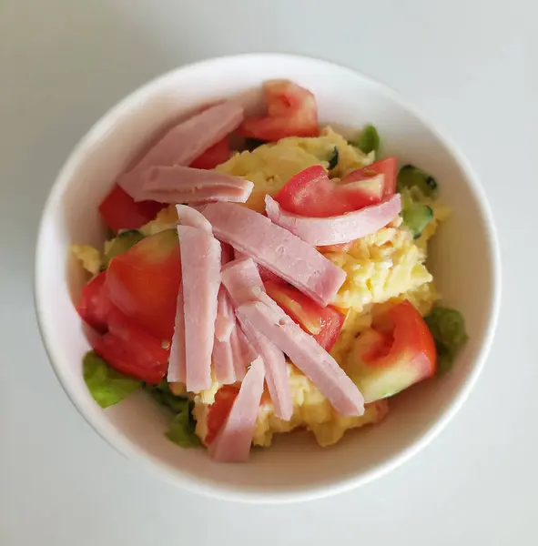 Jambonlu ev yapımı Japon usulü patates salatası.