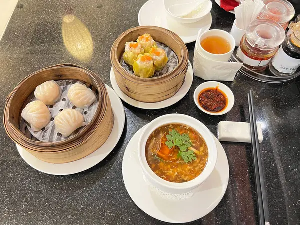 Hong Kong usulü çiğ tavuk, shumai ve balık çorbası..