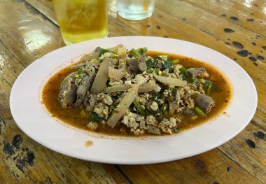 Tayland usulü kıymalı domuz salatası, ciğer ve domuz derisi.