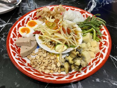 Geleneksel Çin çinko tepsisinde servis edilen tam malzemeli Tayland usulü papaya salatası.