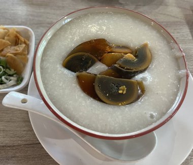 Yüzyıl yumurtalı bir kase Çin lapası.