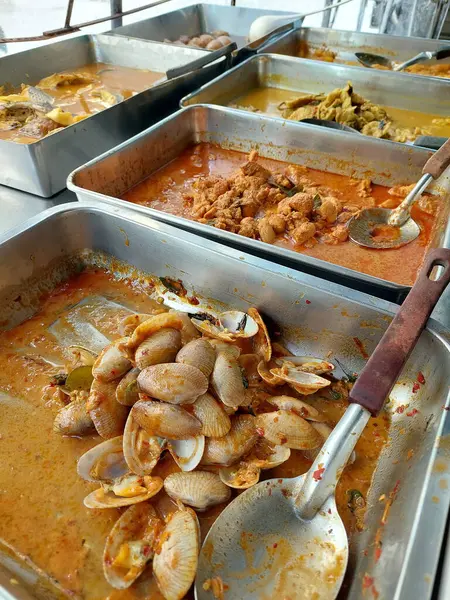 Bangkok 'ta bir Tayland baharatlı gıda tezgahında birçok tepsi bir masaya konur.