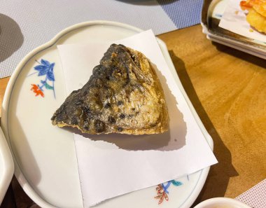 Kızarmış uskumru ve kavrulmuş deri.