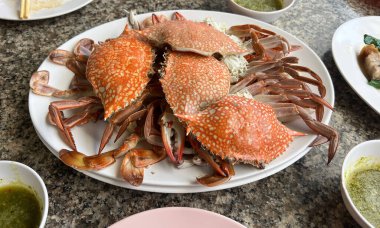 Bir kilo taze haşlanmış mavi yengeç.