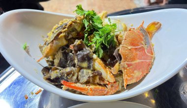 Kamboçya Phnom Penh 'de bir sokak yemekhanesinde servis edilen kilden yapılmış yengeç eti..