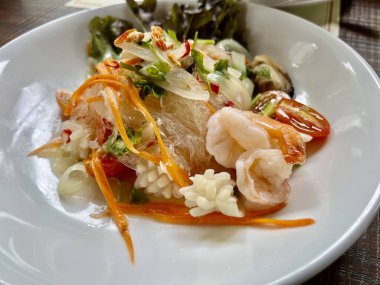 Baharatlı cam erişte salatası, karides ve kalamar.