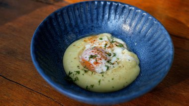 Sous vide yumurtaları ve patates püresi