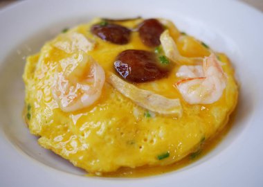 Karides, Çin sosisi ve soğanlı çırpılmış yumurta.